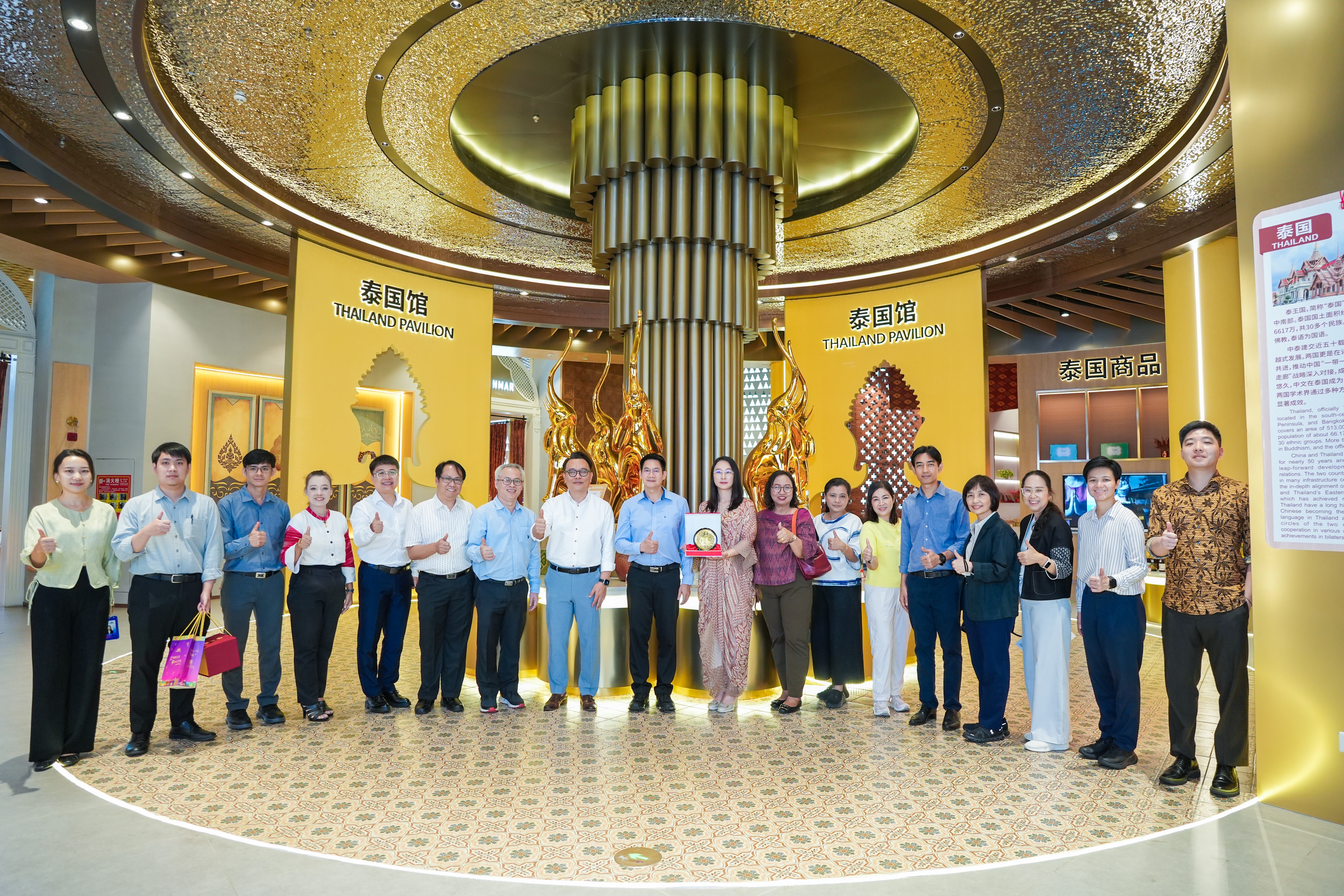 泰北經(jīng)濟領(lǐng)域公務(wù)員代表團一行到中新物流園、匯聚中心參觀(guān)考察